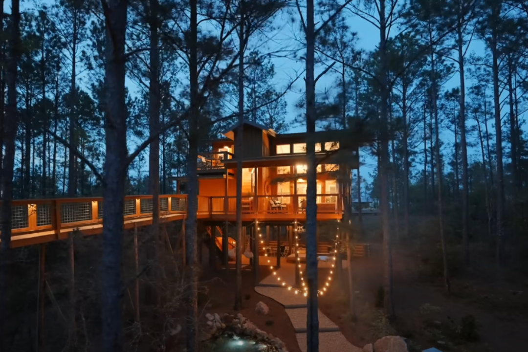 These Airbnb Homes Are Not What They Seem – Take a Look Inside and Be Amazed!