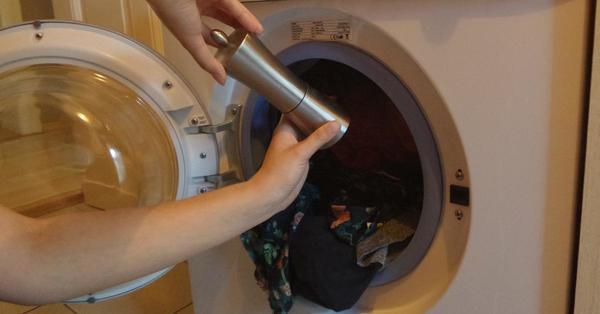 She puts black pepper in the washing machine, the reason? This is really very handy!