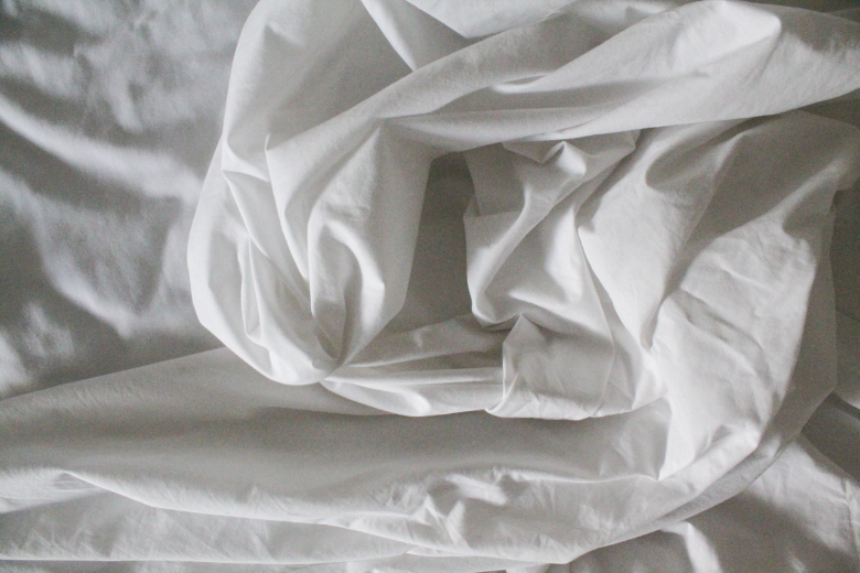 This is how you can change your bedsheets within no time at all