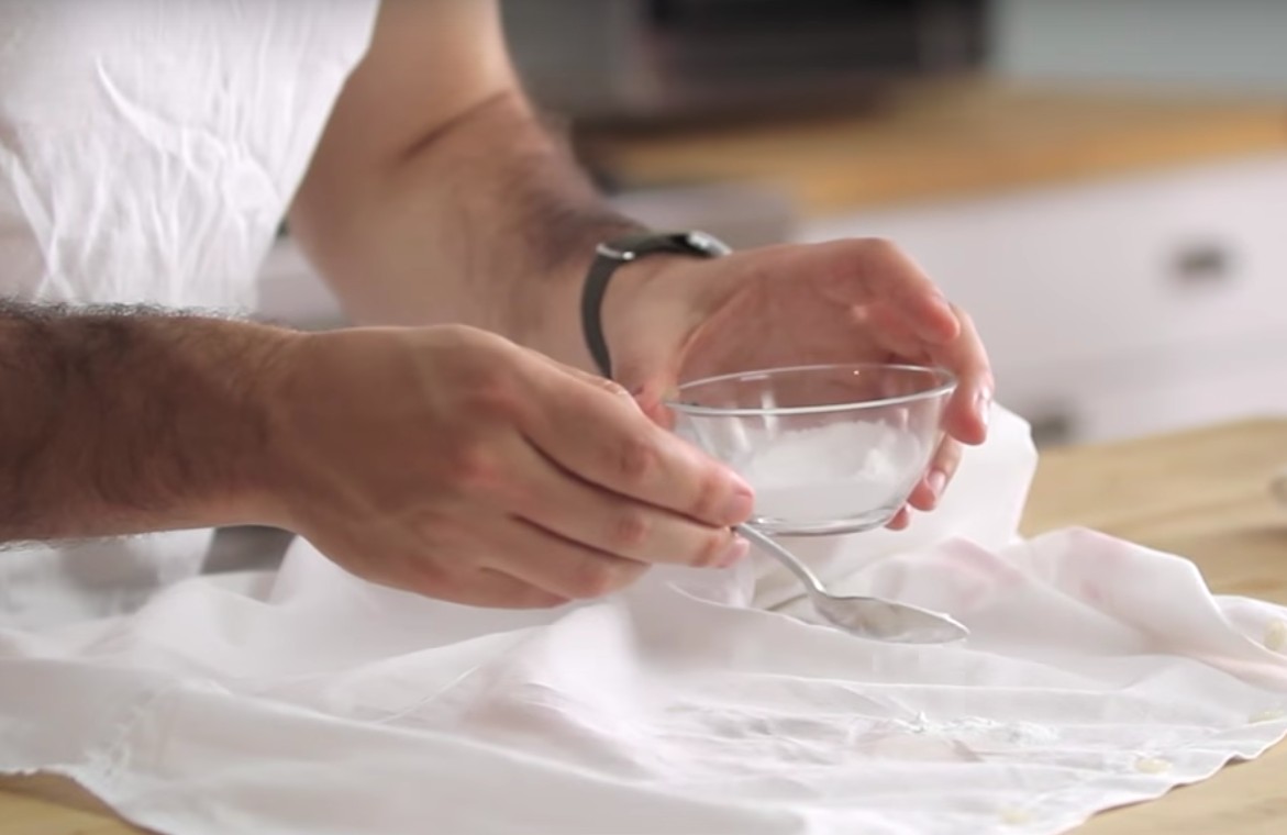 With these cheap and simple products your white clothes will actually STAY white!