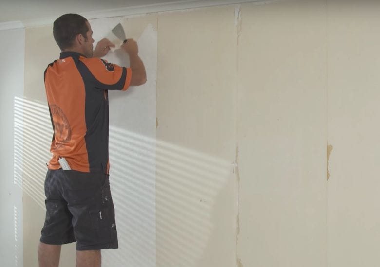 Wow! This simple trick will help you remove old wallpaper in no time at all!