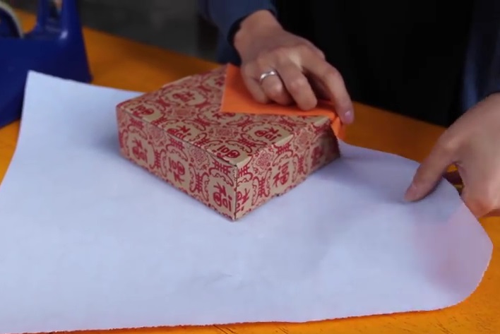 The ultimate Christmas hack! THIS is how to neatly wrap your gifts in 30 seconds!
