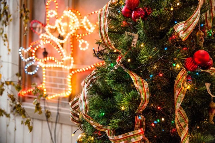 This is how you put away your Christmas tree lights without them getting tangled
