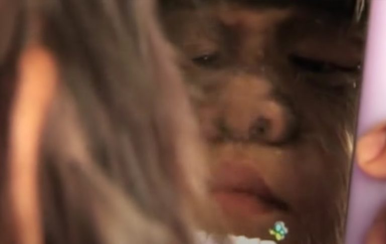 The Hairiest Girl In the World Shaves Her Face For The First Time