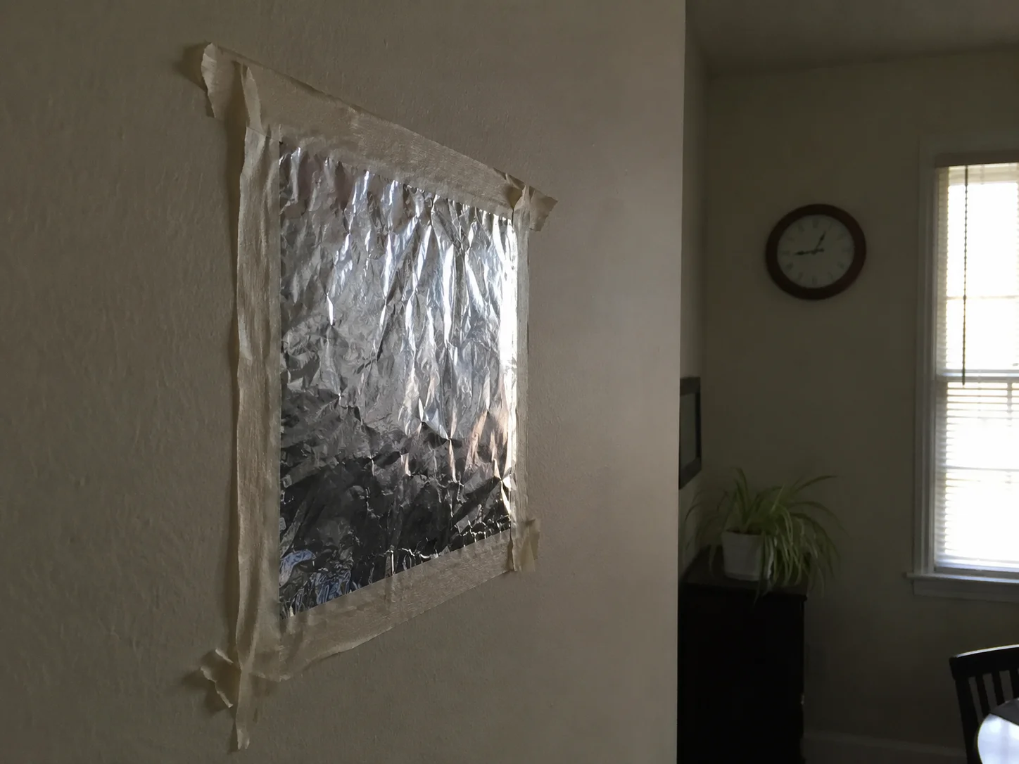 People Are Taping Aluminium Foil To Their Walls – And The Result Can Save You A Ton Of Effort And Money