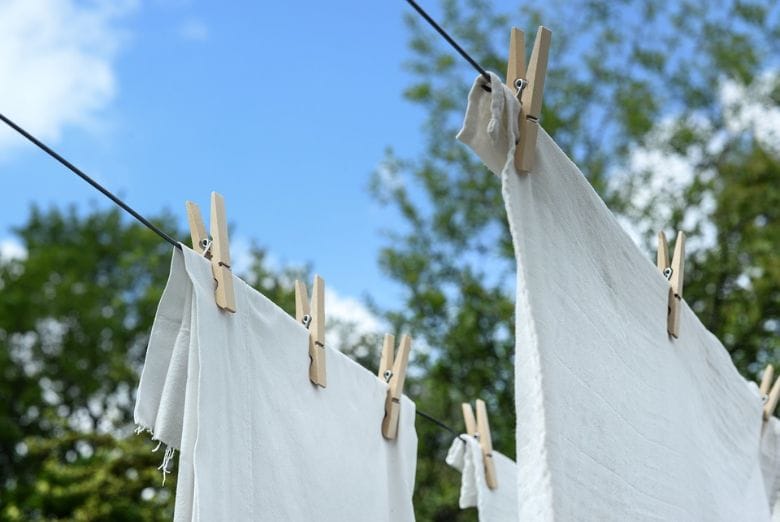 This is the secret to removing yellow stains from your white pillows! It's super simple!