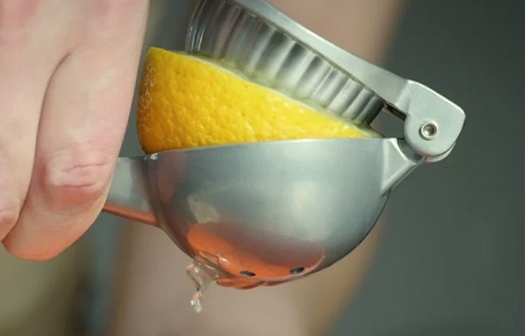 This is what you're doing wrong when you're squeezing a lemon