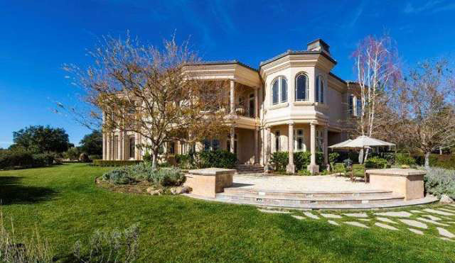 These celebrities live in crazy houses