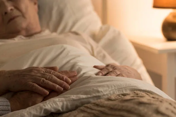 Ehefrau entdeckt 50-jähriges Geheimnis ihres Mannes, das unter dem Lack eines Gemäldes verborgen war - unglaublich!