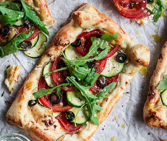 Wie wäre es mit einer Blätterteig-Pizza? Lecker!