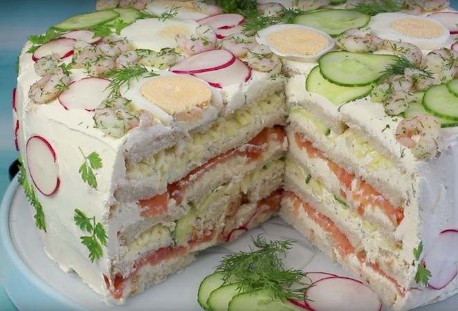 Lecker! Diese enorm große, herzhafte und cremig saftige Sandwich-Torte wird deiner ganzen Familie gefallen!
