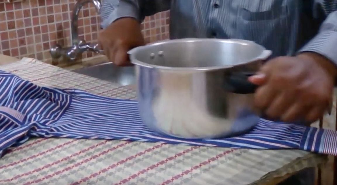 5 Wege deine Klamotten ohne Bügeleisen glatt zu bügeln!