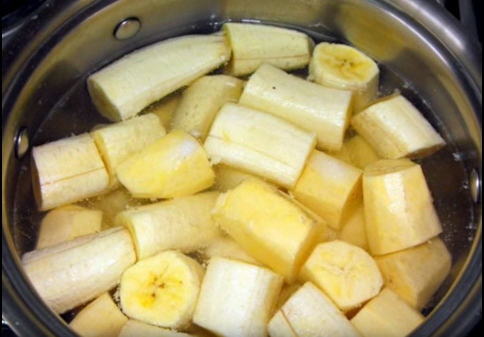 Koche und trinke abends Bananenwasser und du wirst staunen, wie gut du danach schläfst!