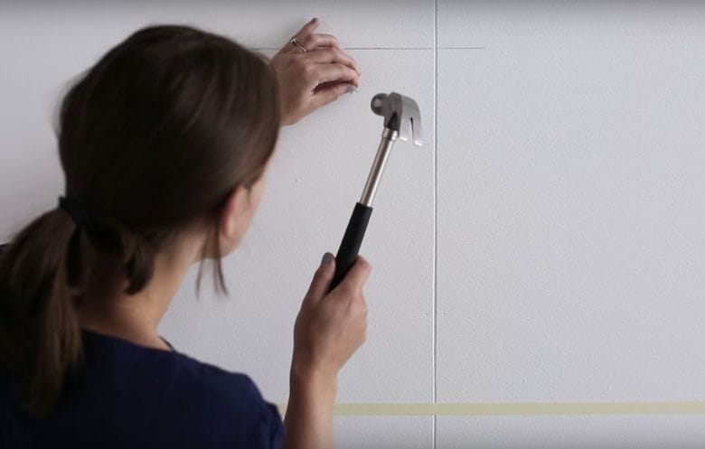 Mit diesem Trick hängst du Bilder nie wieder schief an die Wand!