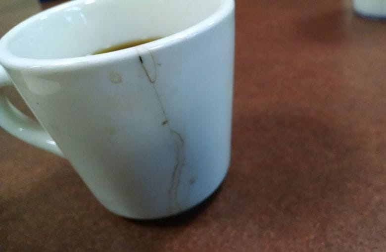 Sie legt das gesprungene Porzellan in warme Milch und danach ist alles wieder heil