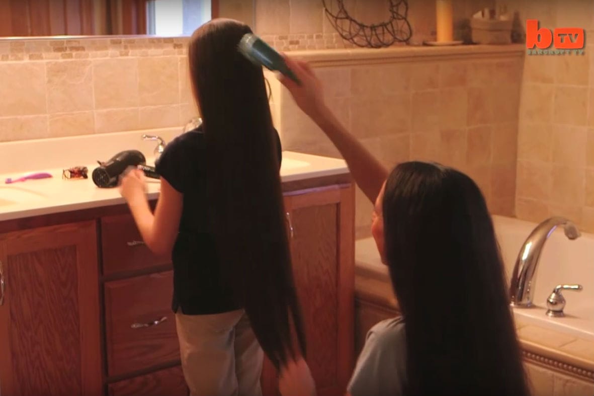 extrem lange Haare Kinder 
