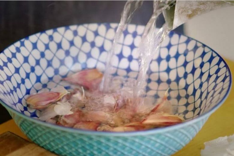 So schält man Knoblauch so leicht wie noch nie