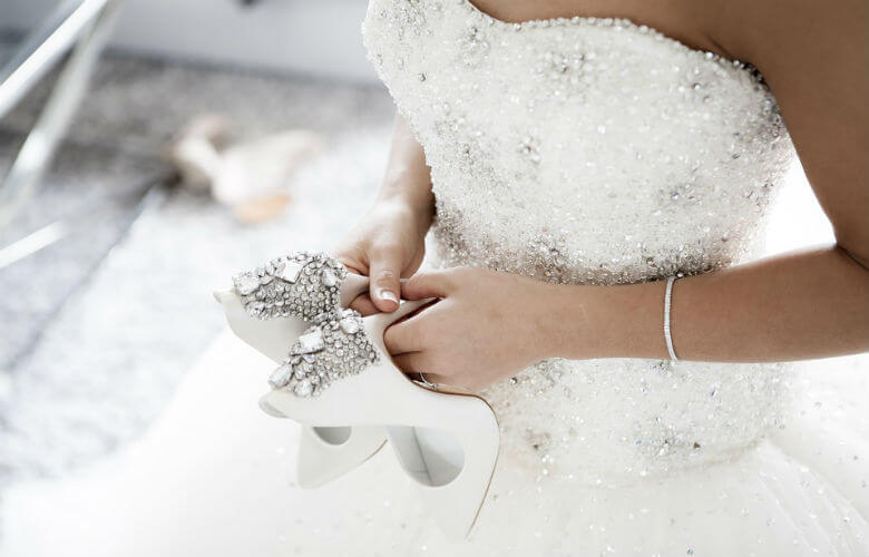 Braut fordert Tausend Euro von jedem Hochzeitsgast und sagt Hochzeit komplett ab, als sie sich weigern.