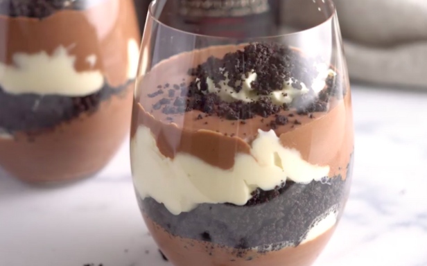 Dieses verlockende Oreo-Baileys Dessert wirst du Schicht für Schicht auskosten!