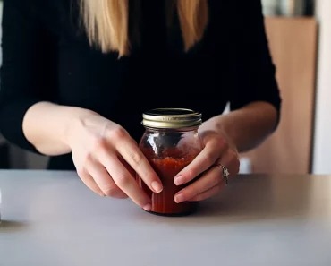 Das Glas entriegeln: Ein einfacher Trick, von dem Sie wünschen werden, dass Sie ihn früher kennen!