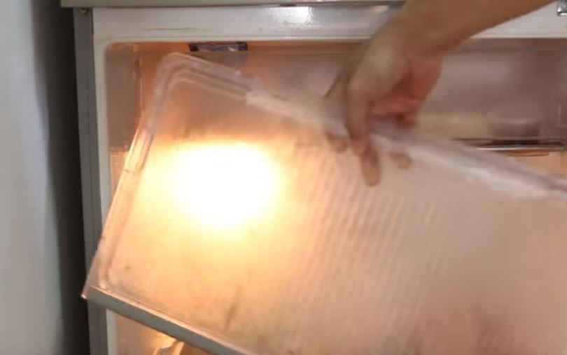 Frischhaltefolie Platten im Kühlschrank 