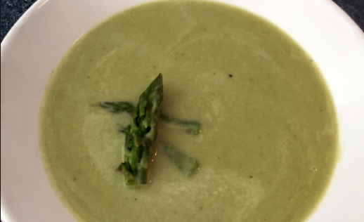 Herrlich: cremige Spagelsuppe mit Zitrone und Parmesan