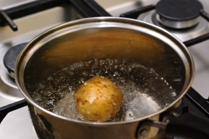 Dank diesem Trick dauert es gerade mal ein paar Minuten deine Kartoffeln gar zu kochen