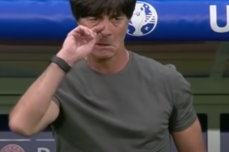 7 Mal als Joachim Löw vor der Kamera bei etwas erwischt wurde, das er nicht tun sollte