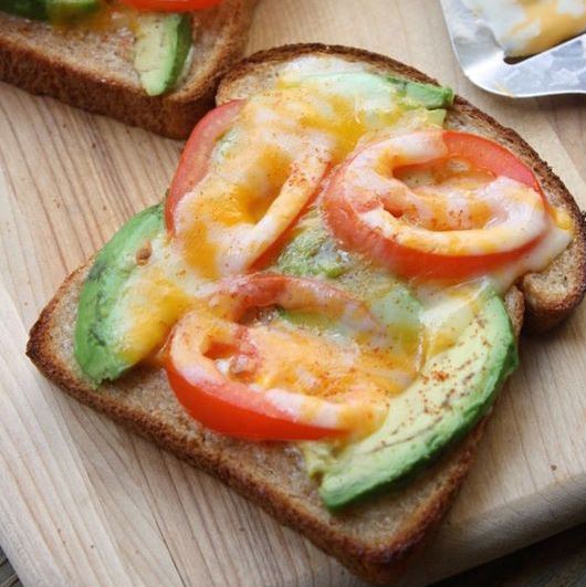 Avokado Toast mit Tomate und würzigem Käse überbacken! Jummie!