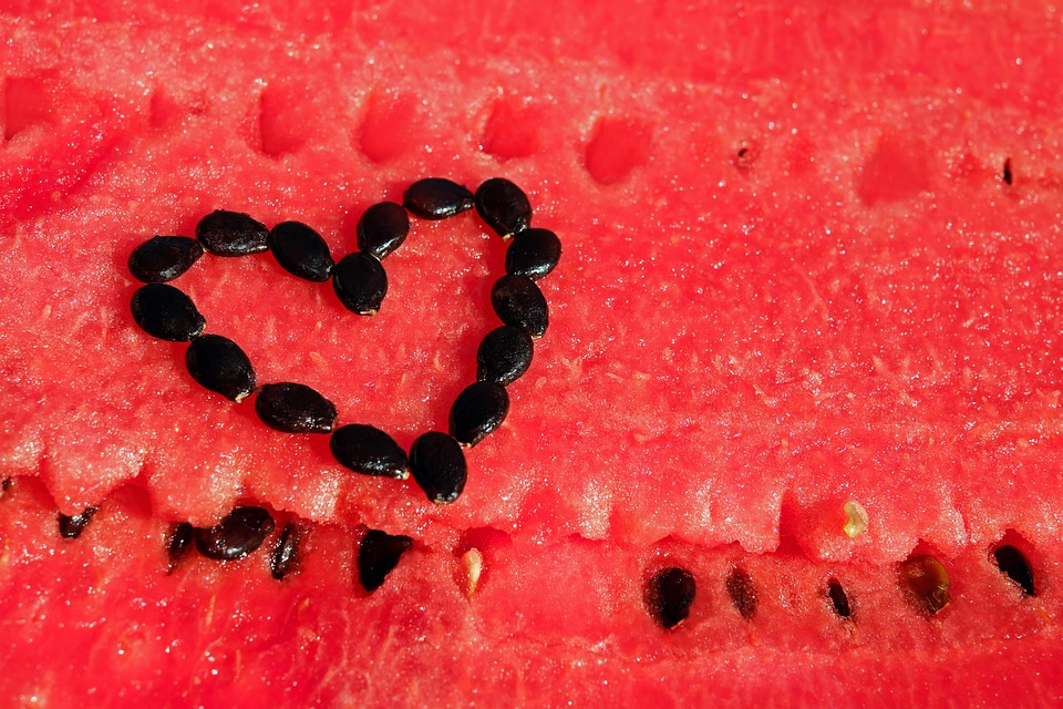 Was du mit Wassermelonenkerne alles Gutes machen kannst, anstatt sie wegzuwerfen!