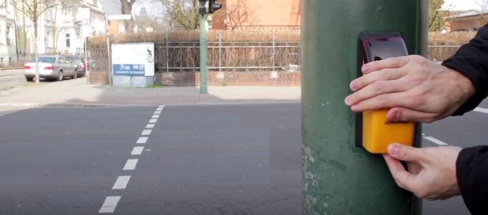 Mit diesem geheimen Polizei Trick musst du nie wieder an der roten Ampel warten!