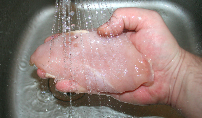 'Rohes Hühnchen sollte man immer vor dem Bearbeiten waschen'. So ist es richtig.