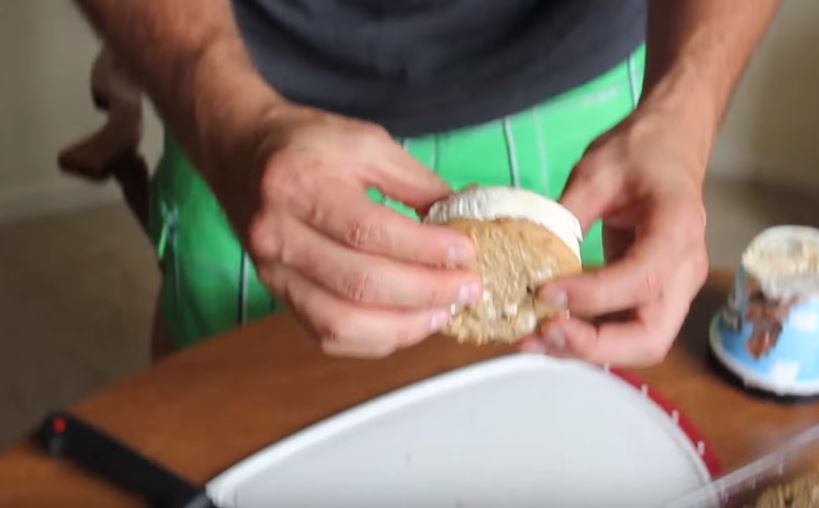 Eiscreme schneiden und Sandwich machen