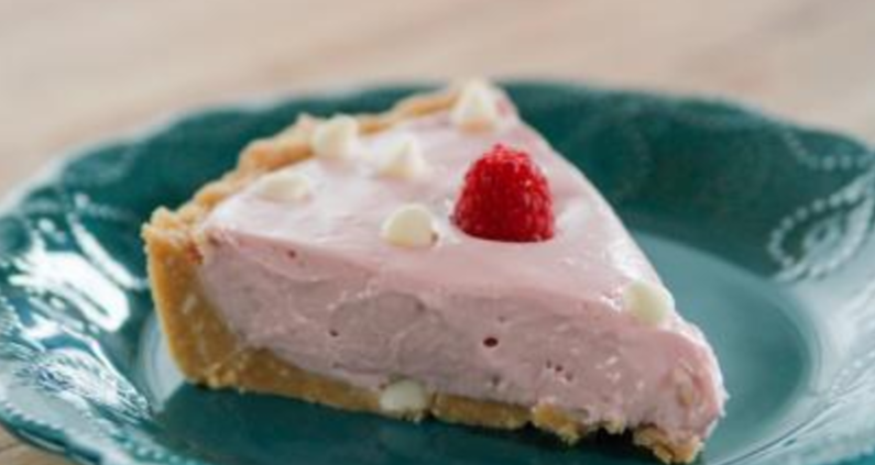 Diese cremige Himbeersahnetorte ist perfekt für dieses sonnige Frühlingswetter! Die musst du probieren!
