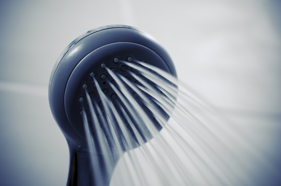 8 schlechte Angewohnheiten die wir alle unter der Dusche machen