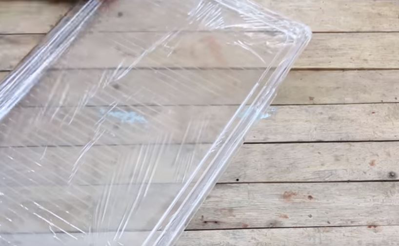 Frischhaltefolie Platten im Kühlschrank 