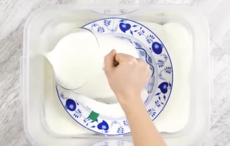Sie legt das gesprungene Porzellan in warme Milch und danach ist alles wieder heil