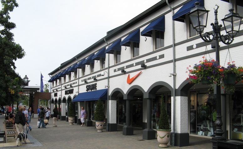 Aha! Das ist der fiese Grund warum Klamotten im Outlet Store so günstig sind!