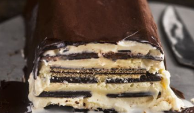 Dieser Minze-Schokoladen Eiskuchen a là After Eight Schokolade ist so cremig! Den MUSST du probieren!