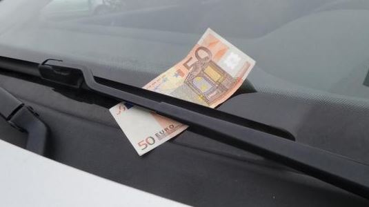 Wow! 50 Euro an deinem parkenden Auto! Mitnehmen? Das wäre ein großer Fehler...