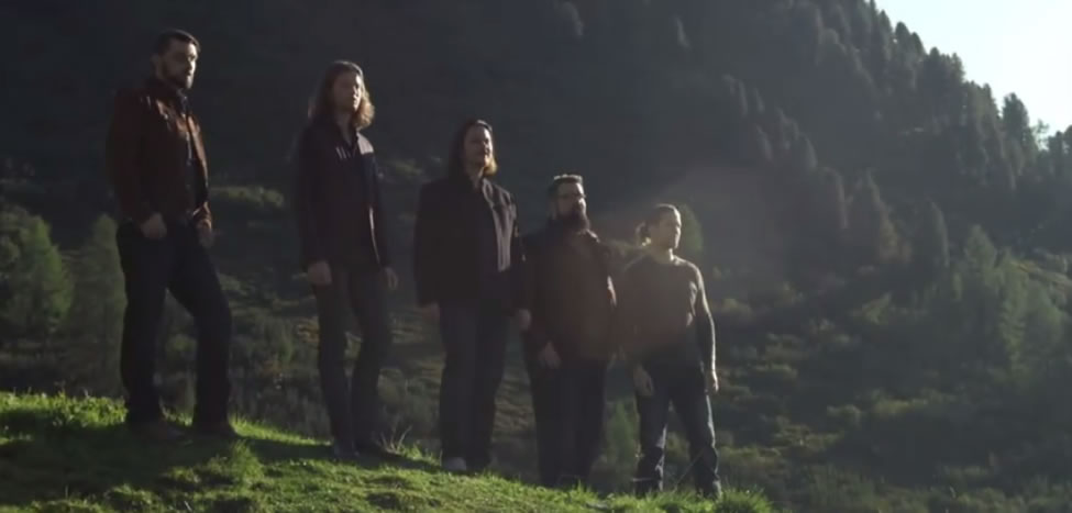 A Capella Männerstimmen mitten in den Bergen. Hört euch diese Stimmen an!