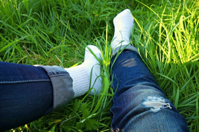 Grasfleck in der Jeanshose? Keine Panik, so wäscht es sich gleich wieder raus!