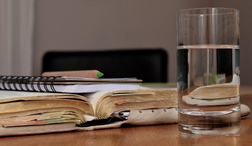 Warum du Wasser das die ganze Nacht stand nicht mehr trinken solltest