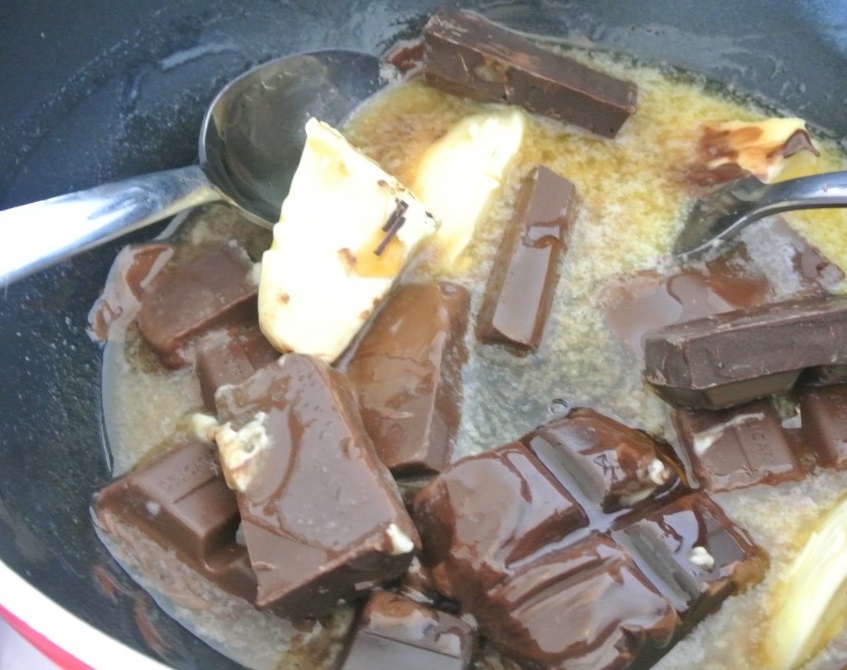 Für diesen gigantischen Malteser-Schokoladenkuchen brauchst du noch nicht einmal einen Ofen! Das ist mal ein Kuchen!