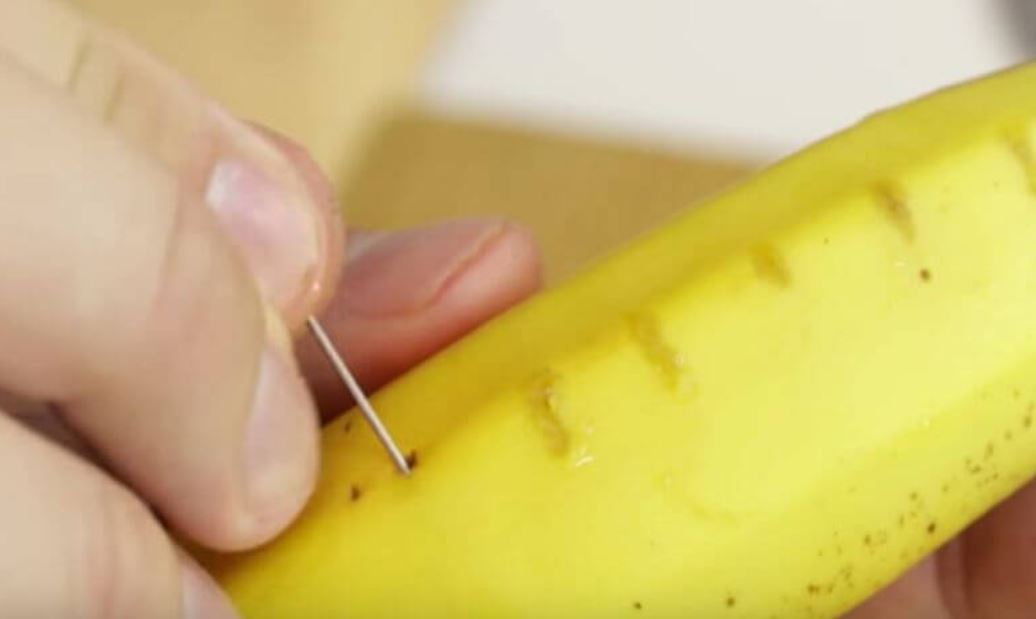 Dein nächster Streich: kleine Löcher mit einer Nadel in die Bananenschale stechen!
