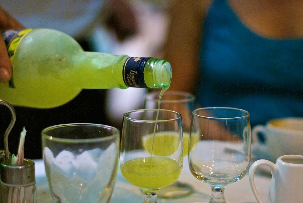 So stellst du ganz einfach deinen eigenen Limoncello her!