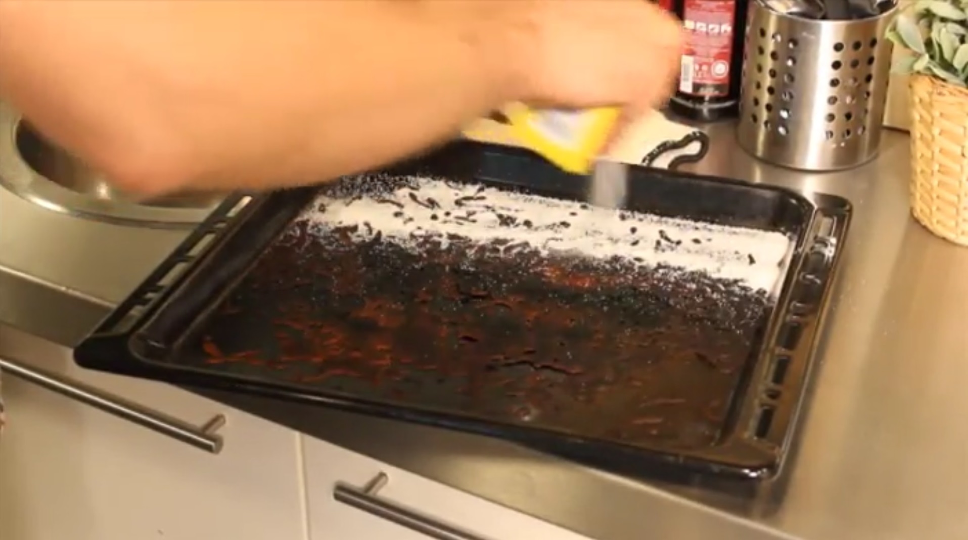 Wusstest du nicht, dass sich das klebrige Backblech mit nur einem Handgriff von alleine säubern kann?