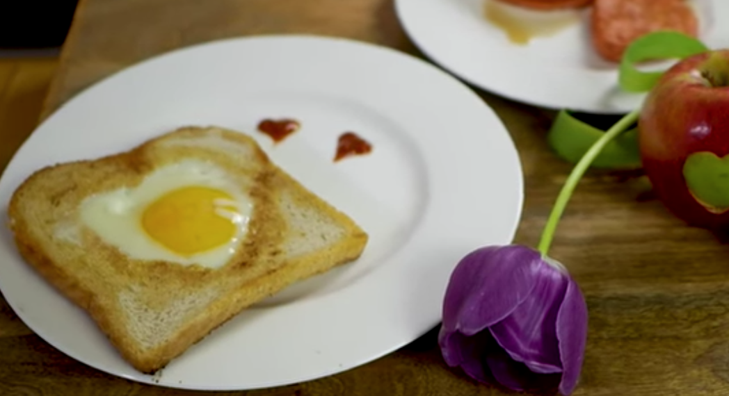 In nur 5 Minuten zauberst du mit diesen Tricks ein ganz besonderes Valentinstag Frühstück!