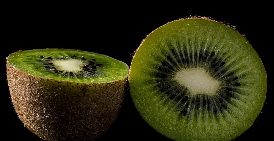 Schnell und einfach: das ist die BESTE Weise eine Kiwi zu schälen!