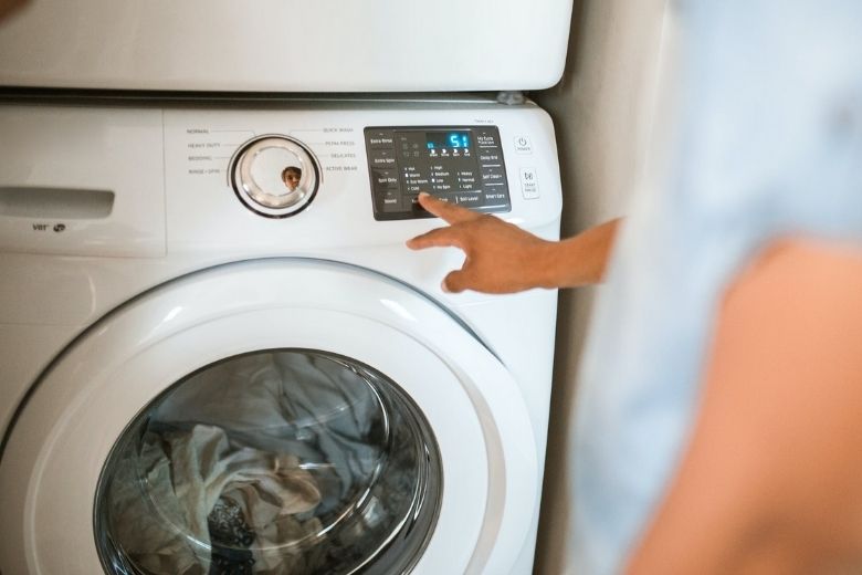Riecht deine saubere Wäsche immer noch muffig? Dieser raffinierte Trick hilft!